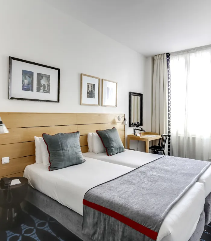 chambre twin accessible avec tête de lit en bois à l’hôtel lorette