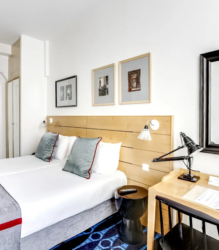 chambre twin accessible avec tête de lit en bois à l’hôtel lorette