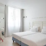 chambre twin accessible avec deux lits simples et décoration bleu clair à l’hôtel 34b