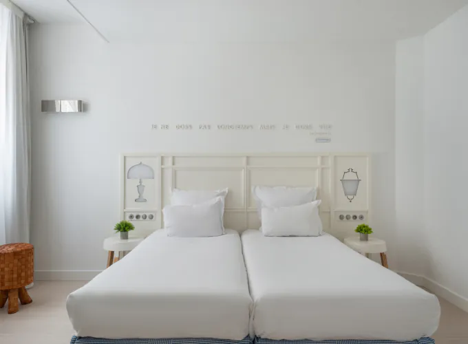 chambre twin accessible avec deux lits simples et décoration bleu clair à l’hôtel 34b