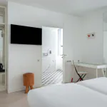chambre twin accessible avec deux lits simples et décoration bleu clair à l’hôtel 34b