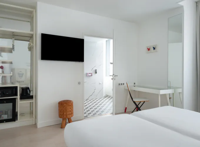 chambre twin accessible avec deux lits simples et décoration bleu clair à l’hôtel 34b