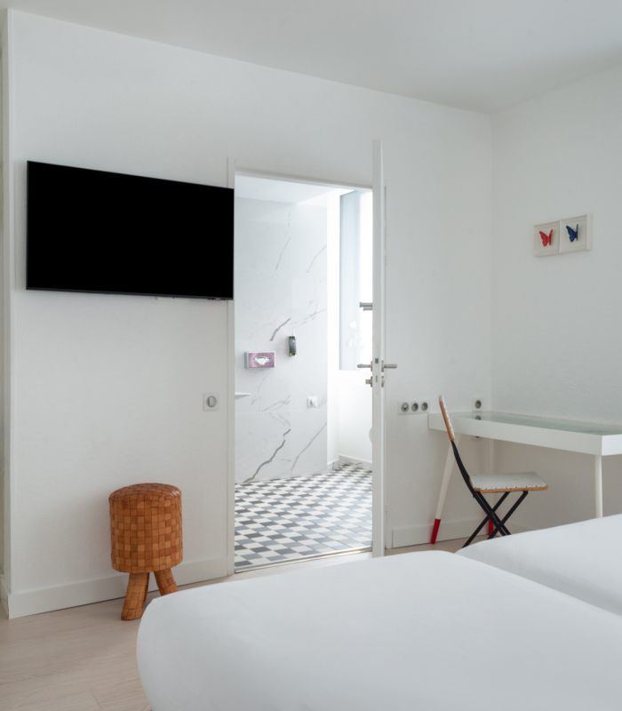 chambre twin accessible avec deux lits simples et décoration bleu clair à l’hôtel 34b