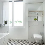 toilettes accessibles avec barres d’appui et lavabo dans la salle de bain à l’hôtel 34b