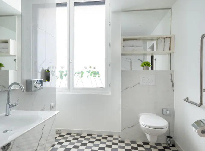 toilettes accessibles avec barres d’appui et lavabo dans la salle de bain à l’hôtel 34b