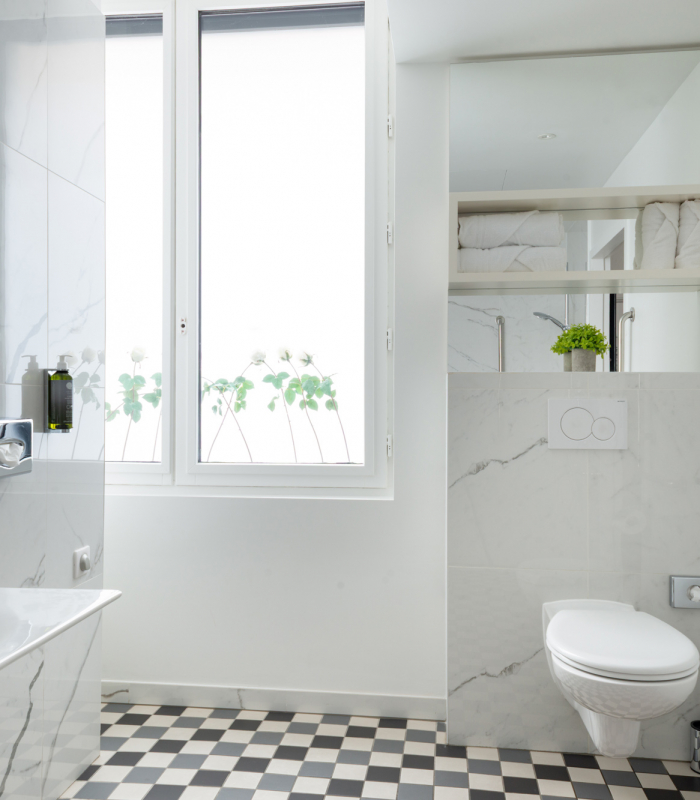 toilettes accessibles avec barres d’appui et lavabo dans la salle de bain à l’hôtel 34b