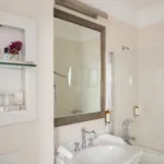 Salle de bain de la Chambre Familiale Privilège à l’hôtel Le 123 Elysées avec un lavabo et une baignoire