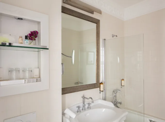 Salle de bain de la Chambre Familiale Privilège à l’hôtel Le 123 Elysées avec un lavabo et une baignoire