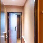 Vue sur le sas commun de la Chambre Familiale Privilège de l’hôtel Le 123 Elysées