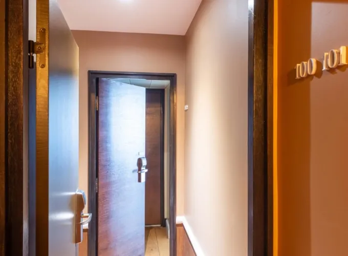 Vue sur le sas commun de la Chambre Familiale Privilège de l’hôtel Le 123 Elysées