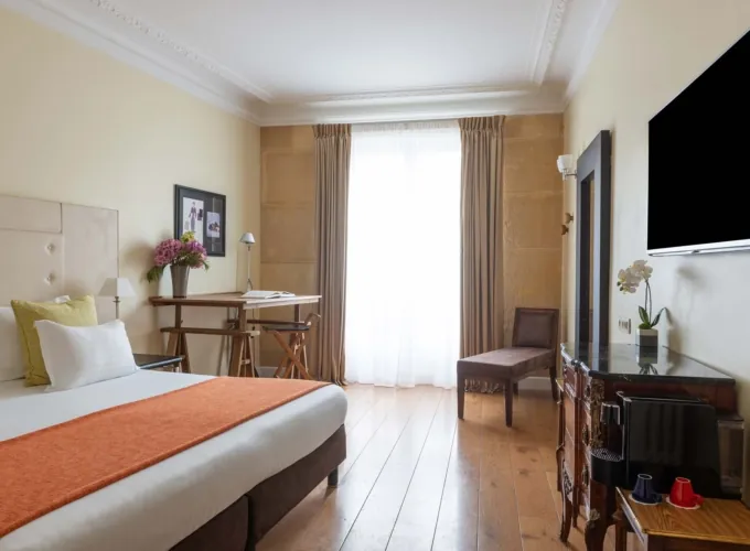 Chambre Familiale Privilège à l’hôtel Le 123 Elysées avec un bureau et une chaise