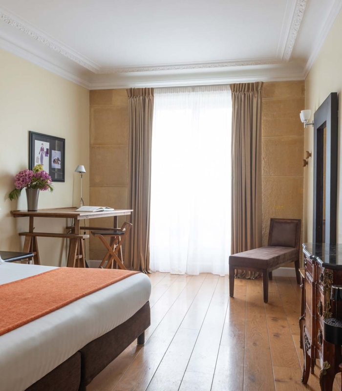 Chambre Familiale Privilège à l’hôtel Le 123 Elysées avec un bureau et une chaise