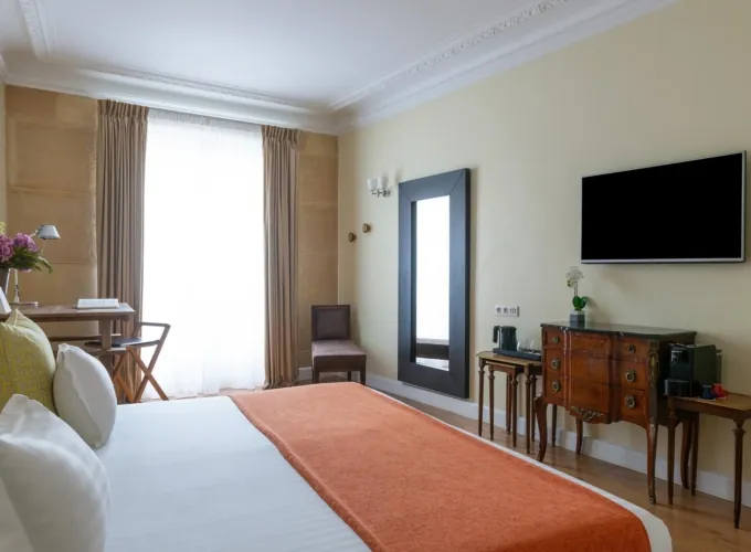Chambre Familiale Privilège à l’hôtel Le 123 Elysées avec un bureau et une chaise