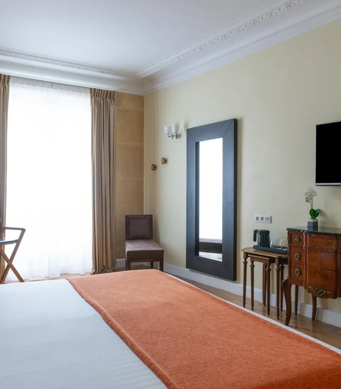 Chambre Familiale Privilège à l’hôtel Le 123 Elysées avec un bureau et une chaise