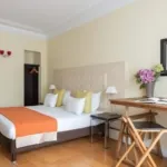 Vue sur la Chambre Familiale Privilège à l’hôtel Le 123 Elysées avec un bureau