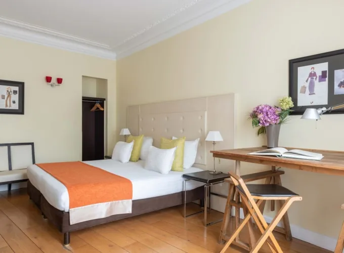 Vue sur la Chambre Familiale Privilège à l’hôtel Le 123 Elysées avec un bureau