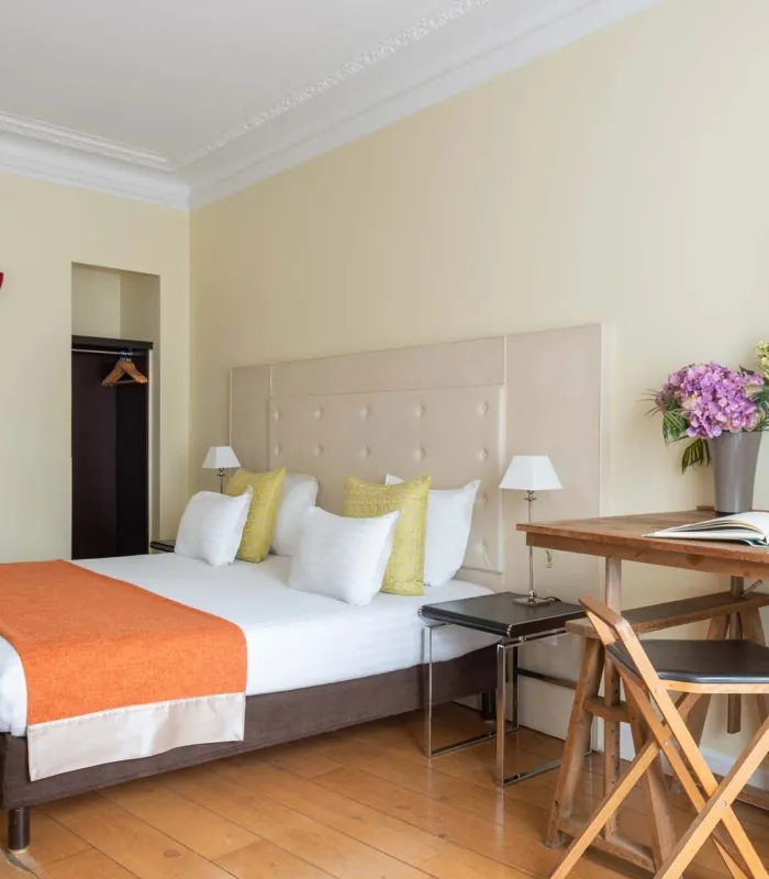 Vue sur la Chambre Familiale Privilège à l’hôtel Le 123 Elysées avec un bureau