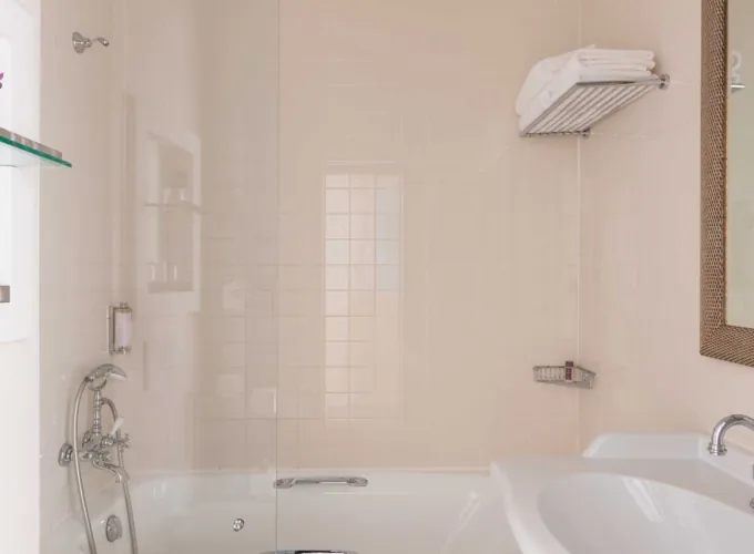 Salle de bain de la Chambre Familiale Privilège à l’hôtel Le 123 Elysées avec un lavabo et une baignoire