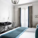 Chambre Twin Privilège à l’Hôtel Bradford Elysées avec deux lits simples et un bureau