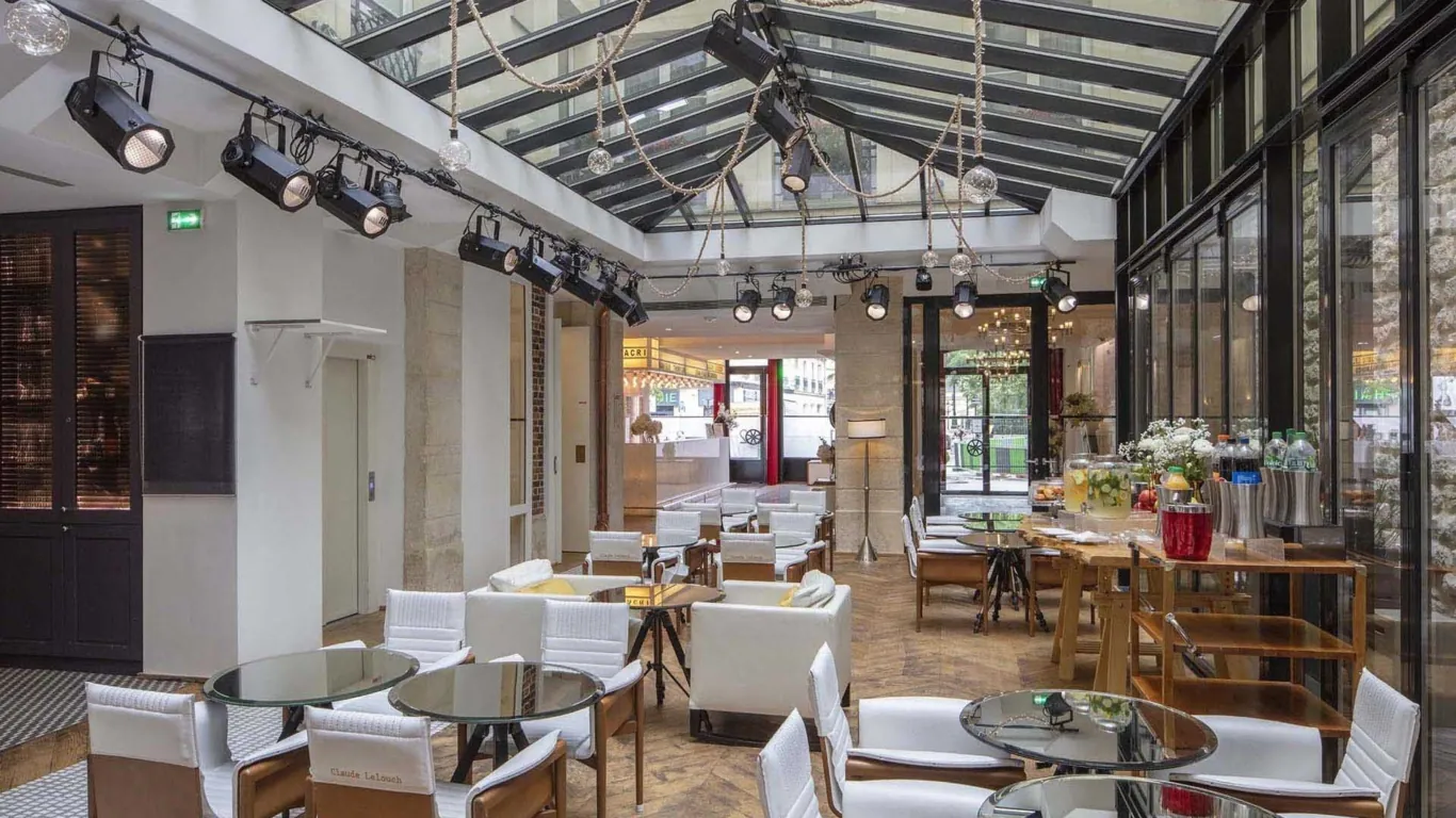 パリのホテル ル・123・セバストポル（123 Sébastopol）の朝食ルームは、温かみのある空間で、宿泊客は種類豊富で美味しいビュッフェを楽しめます。