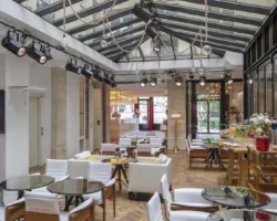 パリのホテル ル・123・セバストポル（123 Sébastopol）の朝食ルームは、温かみのある空間で、宿泊客は種類豊富で美味しいビュッフェを楽しめます。