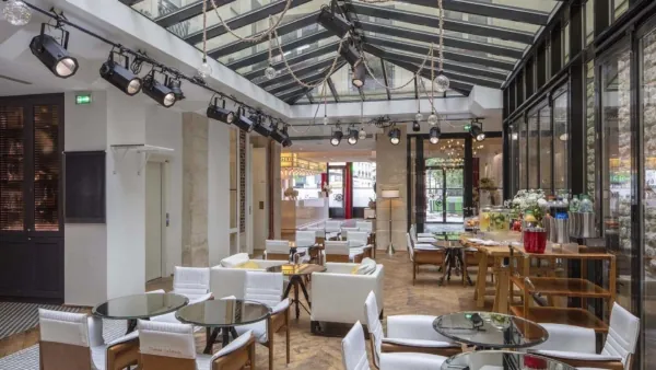 パリのホテル ル・123・セバストポル（123 Sébastopol）の朝食ルームは、温かみのある空間で、宿泊客は種類豊富で美味しいビュッフェを楽しめます。