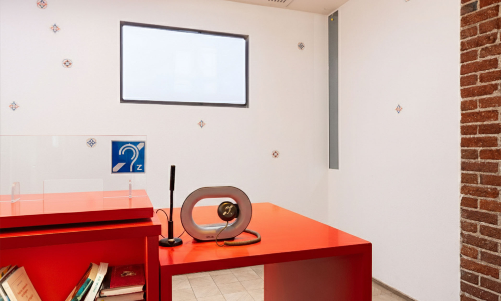 Reception at the Hotel 34B – Astotel equipped with an induction loop for guests with hearing impairments.