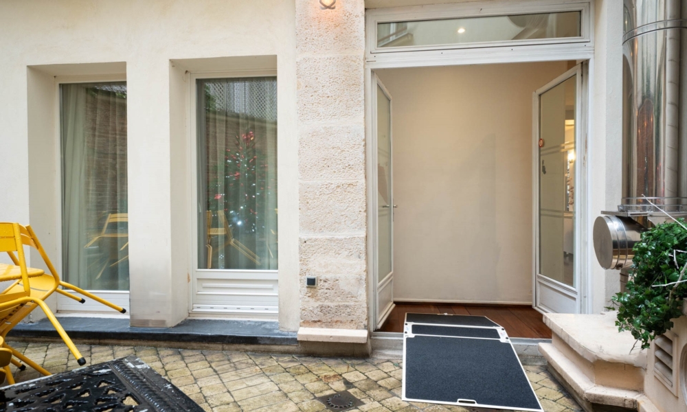 Pátio interior do Hotel Lorette – Astotel, com acesso às áreas comuns.