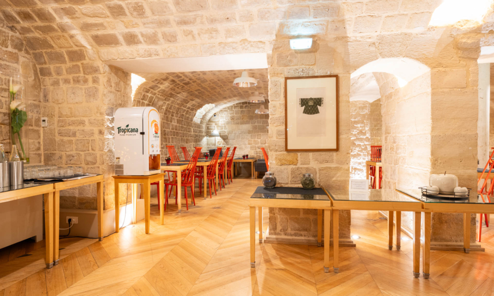 Sala de restauração do Hotel Lorette – Astotel, localizada no piso em cave e instalada sob abóbadas.