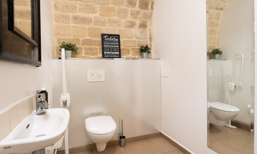 Sanitários acessíveis do Hotel Lorette – Astotel, localizados no primeiro piso em cave e servidos por elevador acessível.