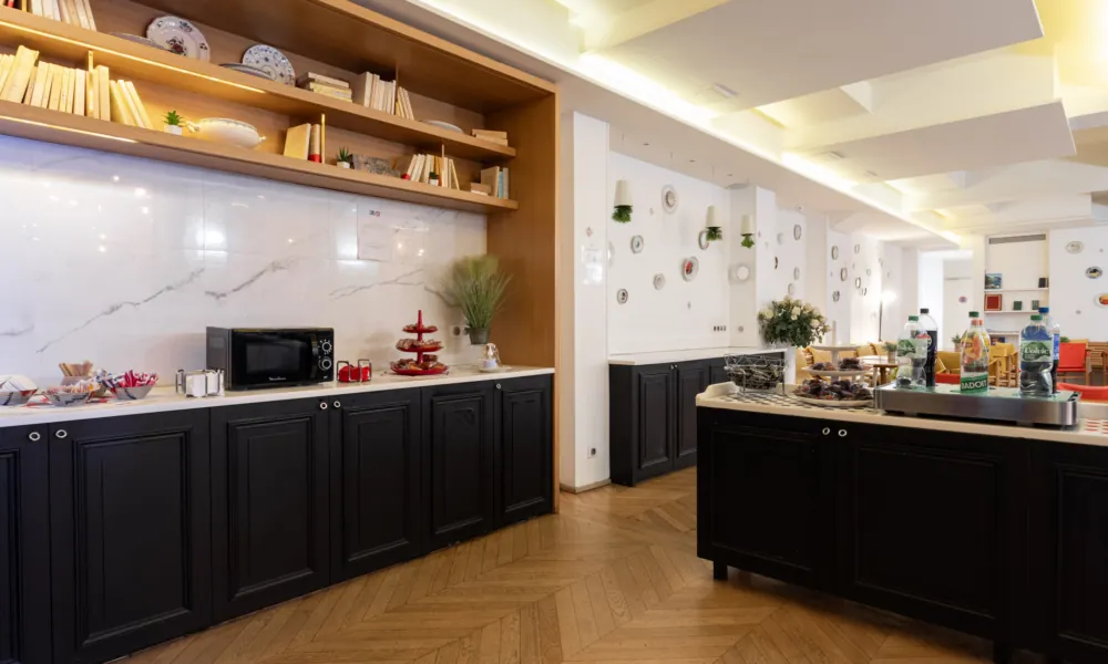 Salle de restauration en libre-service avec assistance possible sur demande.