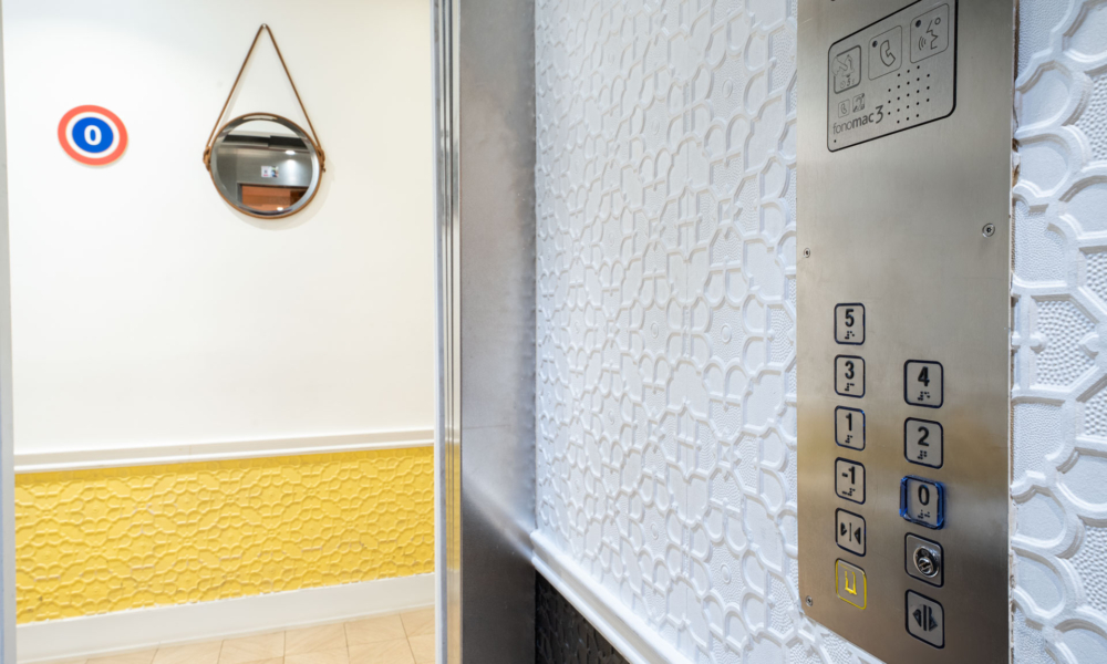 Accessible lift at Hotel 34B Astotel, with a through cabin and equipment suitable for all users.