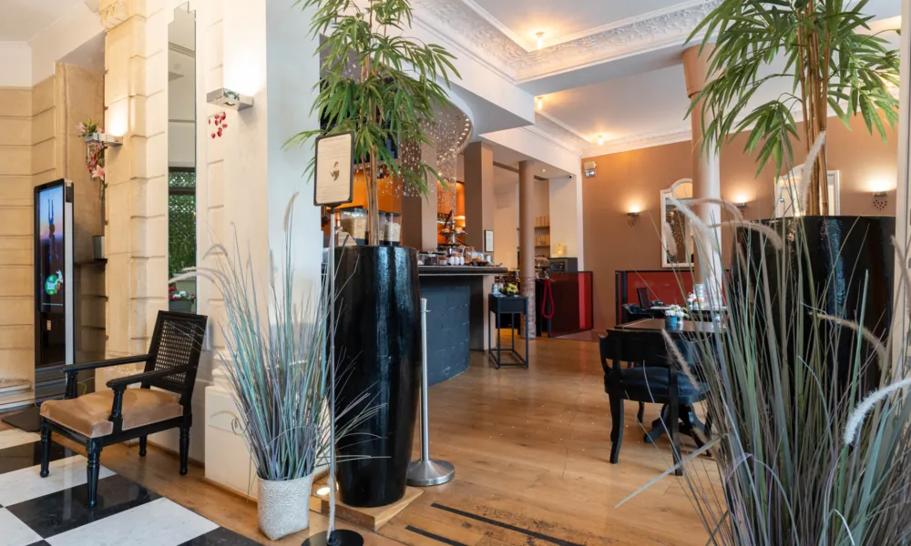 Lounge- und Frühstücksbereich des Hotel Le 123 Élysées – Astotel, für den Empfang der Gäste eingerichtet.