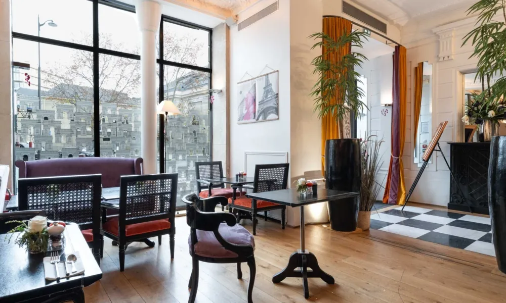 Lounge- und Frühstücksbereich des Hotel Le 123 Élysées – Astotel, für den Empfang der Gäste eingerichtet.