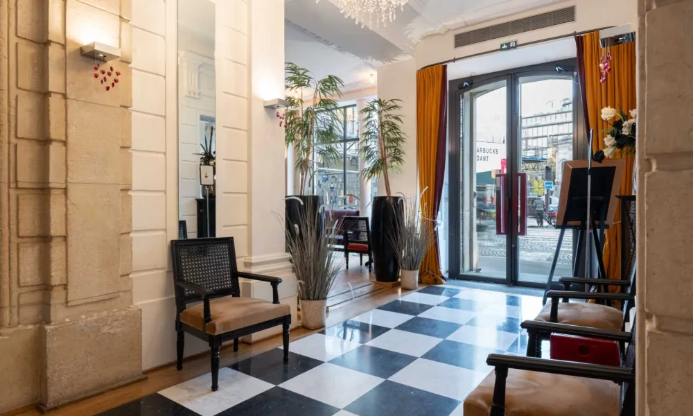 Empfangshalle des Hotel Le 123 Élysées – Astotel in Paris mit offenem Bewegungsbereich.