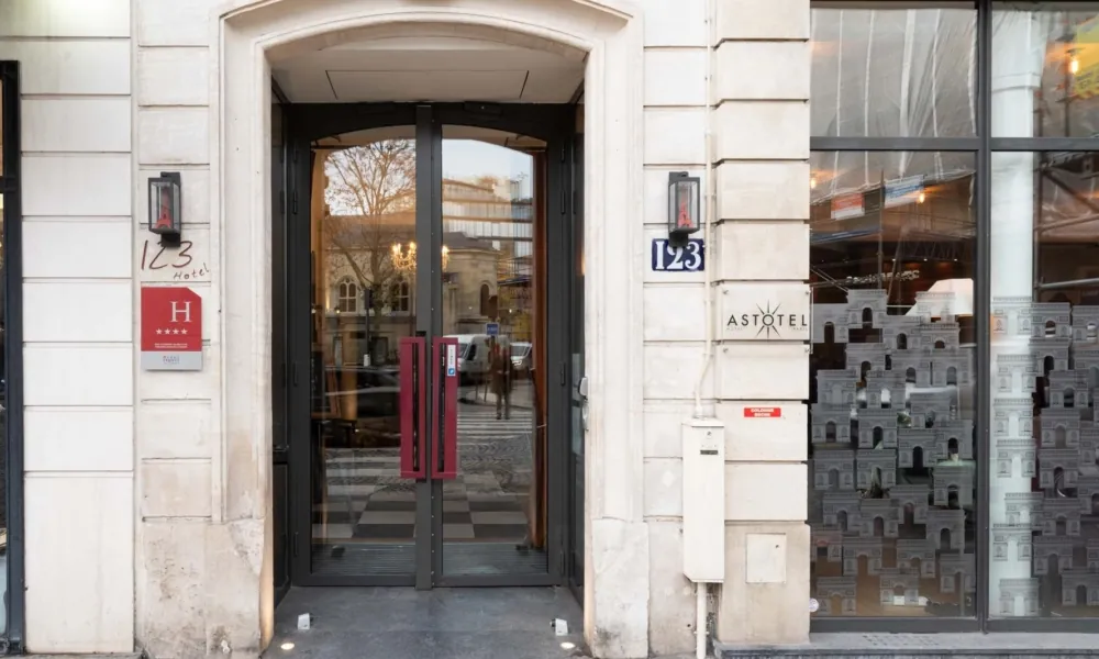 Fassade des Hotel Le 123 Élysées – Astotel in Paris mit straßenseitiger Eingangstür.