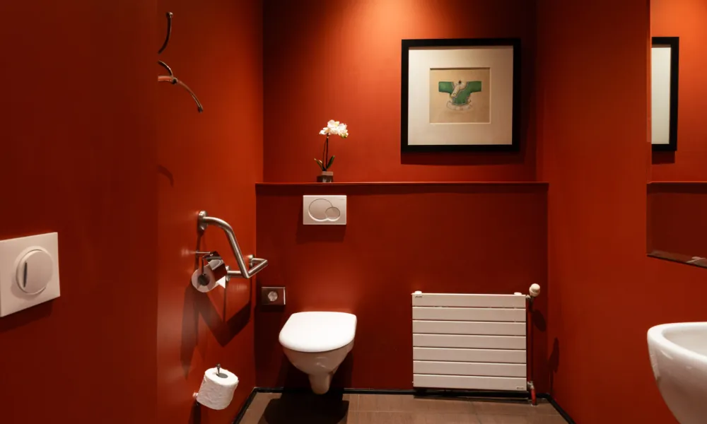 Barrierefreie Toiletten im Hotel Le 123 Élysées – Astotel, im ersten Untergeschoss gelegen und über einen barrierefreien Aufzug erreichbar.