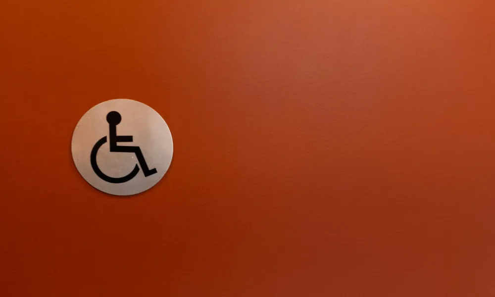 Klare und einheitliche Beschilderung im Hotel Le 123 Élysées – Astotel zur Kennzeichnung barrierefreier Toiletten.