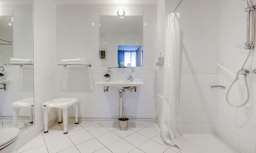 Casa de banho acessível do Hotel Lorette – Astotel, concebida para pessoas com mobilidade reduzida.