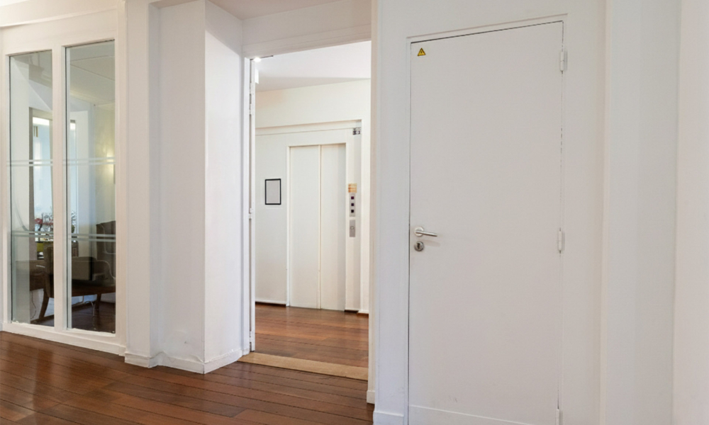 Espaços comuns do Hotel Lorette – Astotel, ligando as áreas de circulação e os serviços.