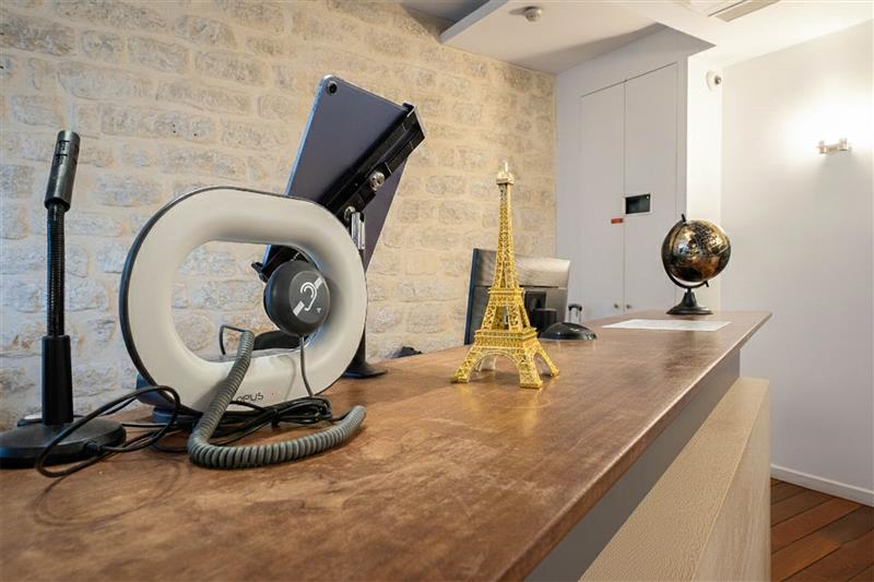 Receção do Hotel Lorette – Astotel equipada com laço magnético para pessoas com deficiência auditiva.