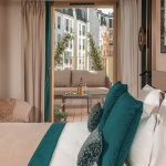 Chambre Supérieure de l’Hôtel Barnett à Paris avec lit double et balcon aménagé donnant sur les immeubles parisiens.