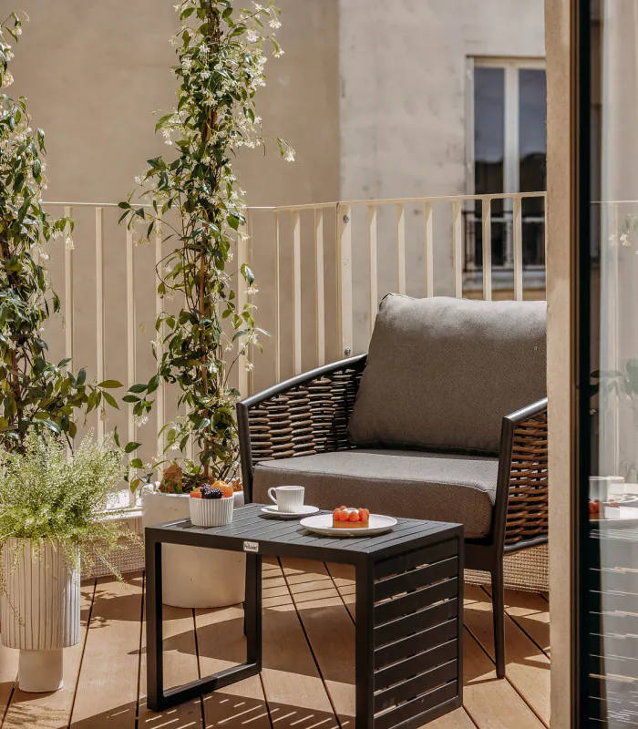 Chambre Supérieure de l’Hôtel Barnett à Paris avec lit double et balcon aménagé donnant sur les immeubles parisiens.