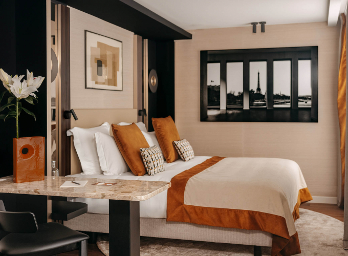 Chambre Prestige avec balcon de l’Hôtel Barnett à Paris avec lit double, coin bureau, détails terracotta et décoration inspirée de Paris.