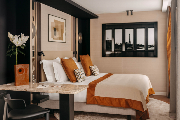 Découvrez la Chambre Prestige avec balcon de l’Hôtel Barnett, un espace spacieux et élégant aux tons chaleureux, avec literie confortable, coin bureau, détails terracotta et décoration contemporaine inspirée de Paris.
