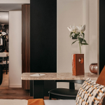 Chambre Prestige avec balcon de l’Hôtel Barnett à Paris avec lit double, coin bureau, détails terracotta et décoration inspirée de Paris.