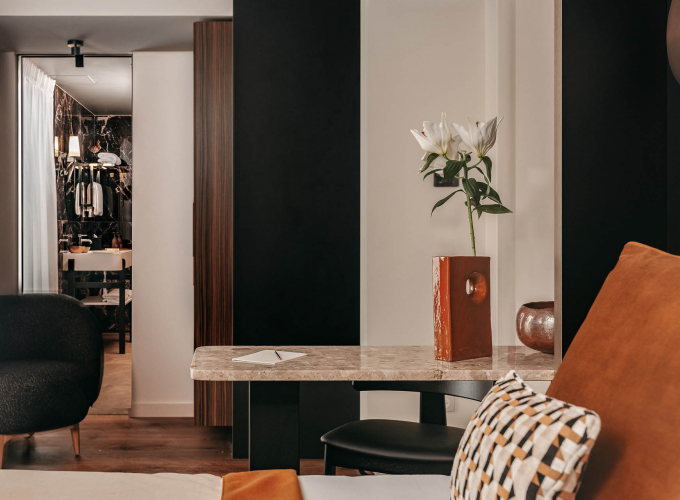 Chambre Prestige avec balcon de l’Hôtel Barnett à Paris avec lit double, coin bureau, détails terracotta et décoration inspirée de Paris.