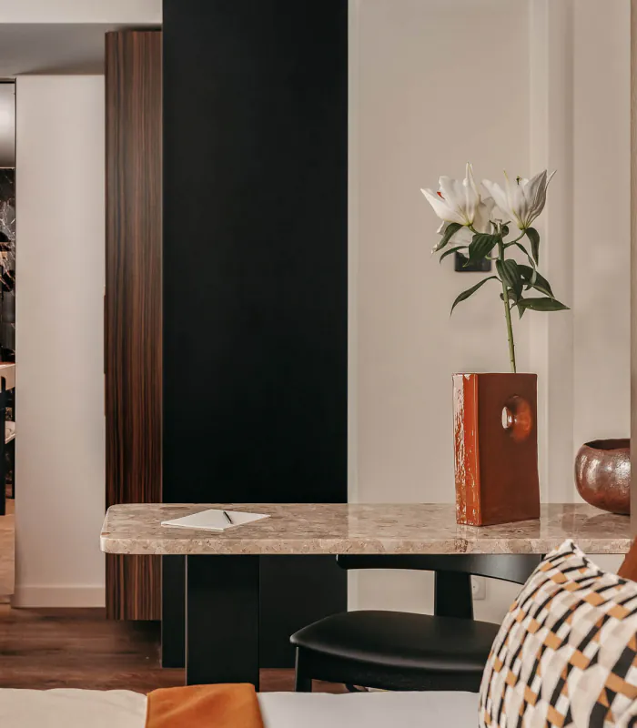 Chambre Prestige avec balcon de l’Hôtel Barnett à Paris avec lit double, coin bureau, détails terracotta et décoration inspirée de Paris.