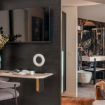 Chambre Supérieure de l’Hôtel Barnett à Paris avec lit double, coussins bleu canard, détails dorés et œuvre d’art contemporaine.